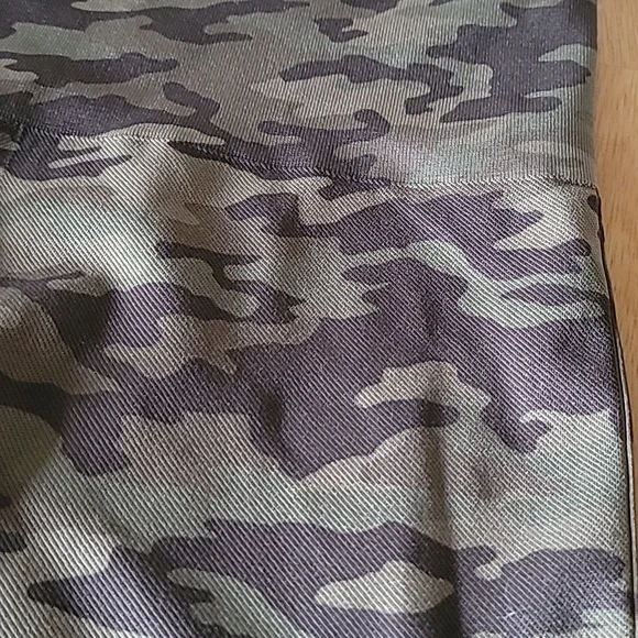 New SPANX Cropped Camo Leggings - Picture 2 of 7